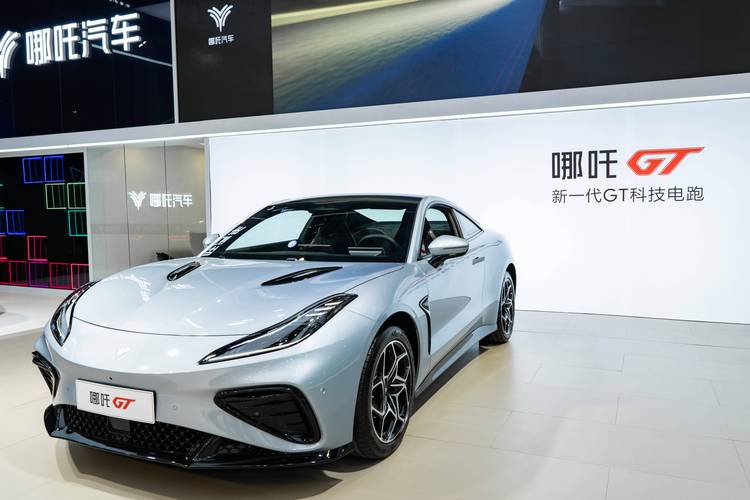 东莞246哪吒汽车在智能汽车领域的表现，领途汽车在新能源汽车市场中的影响力